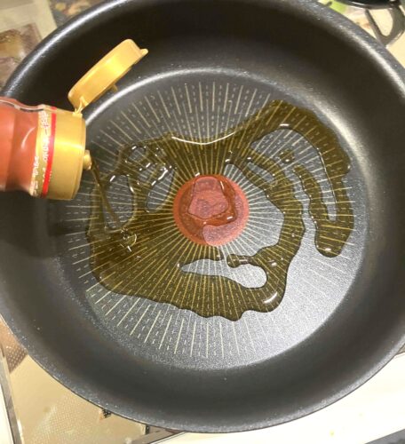 フライパンに油を入れている