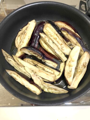 茄子を油で揚げている画像