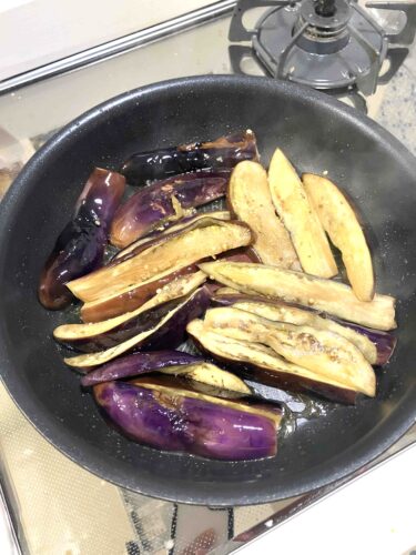 茄子を油で揚げている画像