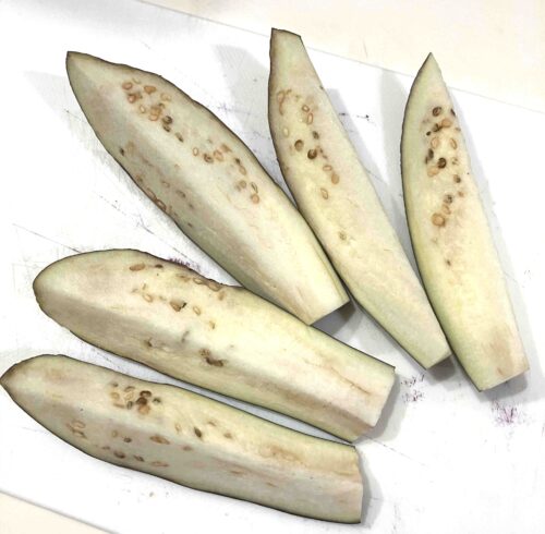 茄子フライ用に縦薄切りにしたなす