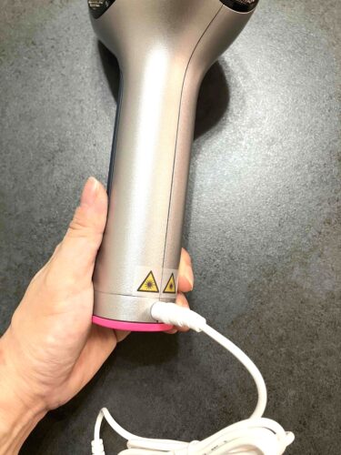 triaの本体と電源コードの接続状態
