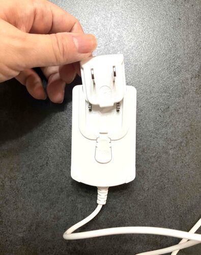 tria（トリア）電源コードを設定している画像