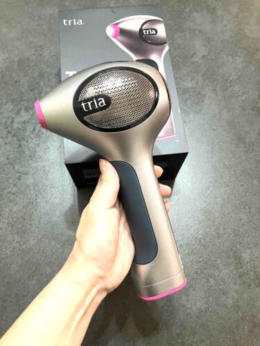 tria（トリア）の本体を手で持っている様子