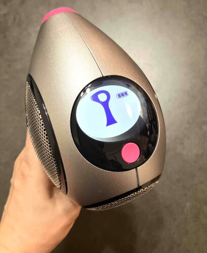 tria（トリア）の電源が入りレベル表示が点灯しているディスプレイと操作ボタン